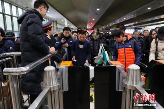 资料图：旅客排队检票进站。 <a target='_blank' href='http://www.chinanews.com/'>中新社</a>记者 殷立勤 摄