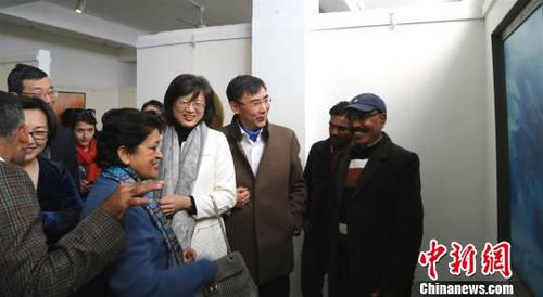 中国侨网图为参展嘉宾观看画作。　钟欣　摄