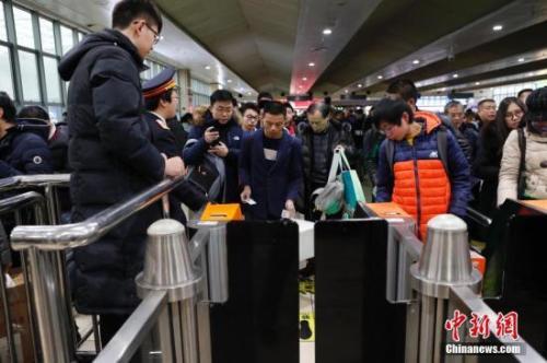 资料图：旅客排队检票进站。 中新社记者 殷立勤 摄