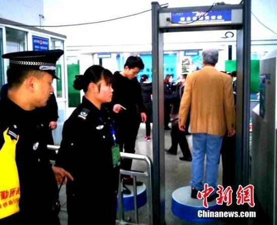 资料图：太原火车南站派出所民警强化旅客乘车秩序维护。张毅 摄