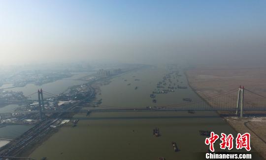 中国第一大跨径钢桁梁悬索桥通车环洞庭湖高速圈形成