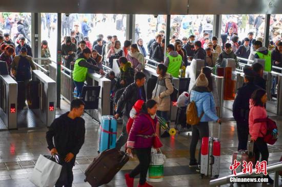 2月1日，旅客进入昆明火车站准备乘车。 <a target='_blank' href='http://www.chinanews.com/'>中新社</a>记者 刘冉阳 摄