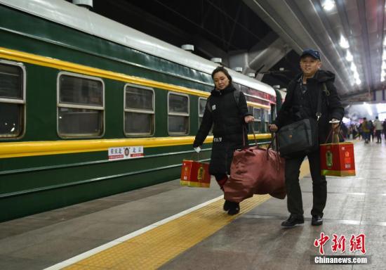 旅客拎着大包小包踏上回家路。 <a target='_blank' href='http://www.chinanews.com/' >中新网</a>记者 翟璐 摄