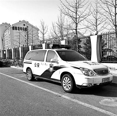 警车轮胎被盗？警方发消息辟谣：实为更换轮胎