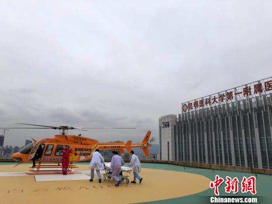 图为救援飞机抵达，医护人员进行无缝救援 马骞 摄