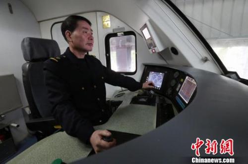 2018年是余向阳在千里铁道线上奔波的最后一个春运。　丁波 摄