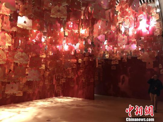 图为在新世纪新年展区，屋顶悬挂“年年有余”吉祥装置。　杨颜慈 摄