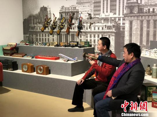 图为市民“沉浸式”体验旧时新年。　杨颜慈 摄