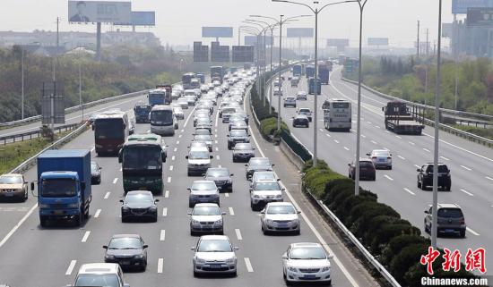 资料图：高速免费放行时的车流。<a target='_blank' href='http://www.chinanews.com/'>中新社</a>发 宦玮 摄