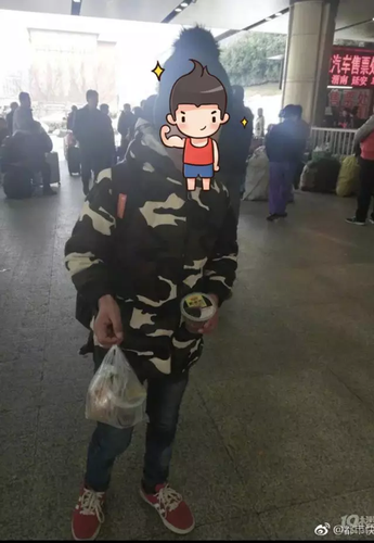 小男孩在火车站借手机打电话 事后主动报恩获赞
