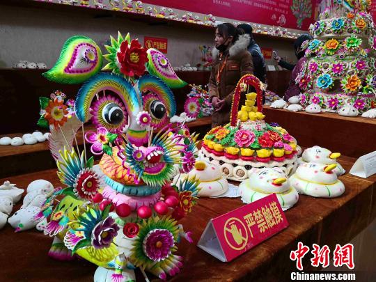 图为色彩鲜艳的面花。　党田野 摄