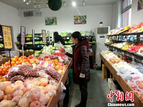 北京居民在购物。<a target='_blank' href='http://www.chinanews.com/' >中新网</a>记者 李金磊 摄