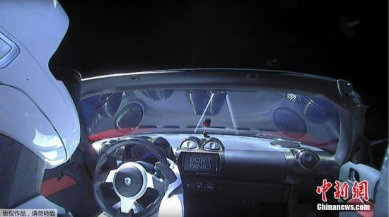 当地时间2月6日，太空探索公司SpaceX试射的猎鹰重型火箭已成功发射升空，把一辆特斯拉跑车送入绕太阳飞行的轨道。