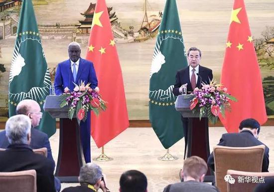 2月8日，外交部长王毅在北京与非盟委员会主席法基共同主持中国—非盟第七次战略对话。图为会后双方共见记者。新华社记者燕雁摄