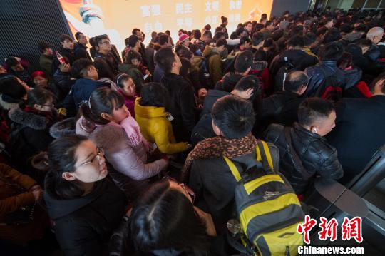资料图：中国铁路迎春运客流高峰。 韦亮 摄