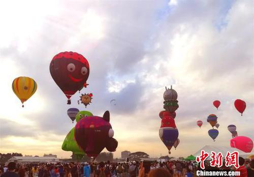 今年的热气球形状各异，不少是人们熟悉的卡通形象：快乐之心、俄罗斯套娃、女王护卫队、巨型草莓、伙伴号热气球、杰克船长、内莉公主、沃斯托克号气球、尤达大师、莫里斯驴、布鲁诺小丑和刺猬佩佩，堪称“万物飞行”。　张芩 摄