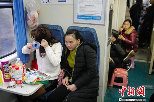 绿皮车的42小时、2200公里：跟随旅客舒适回家