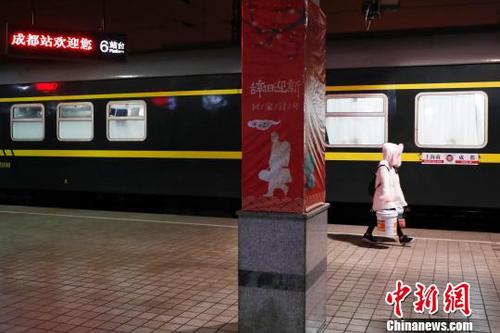 11日凌晨3时30分，K4663次列车比原计划提早一小时抵达成都站。　殷立勤 摄