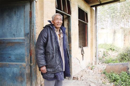 王中军居住的工棚四处漏风