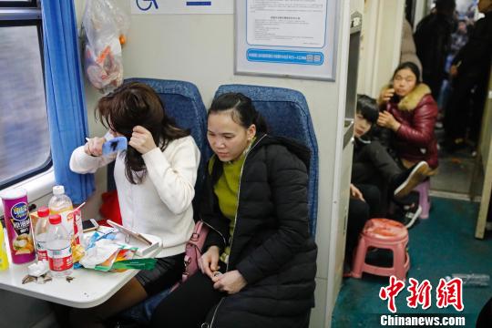 绿皮车的42小时、2200公里：跟随旅客舒适回家