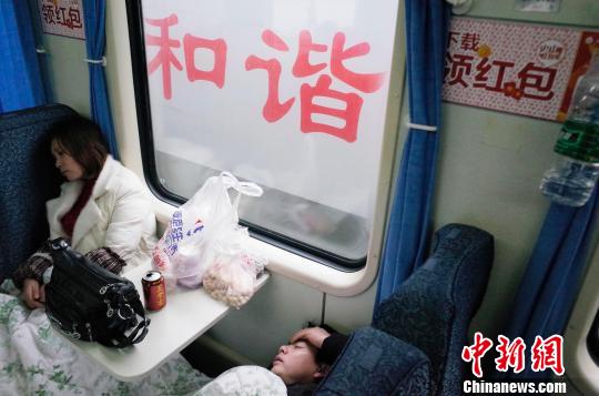 列车过了秀山站后，许多硬座上的旅客可以平躺下好好休息。　殷立勤 摄