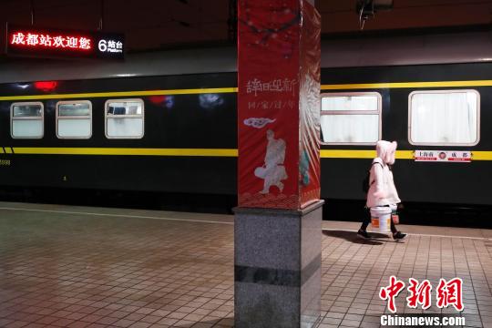 11日凌晨3时30分，K4663次列车比原计划提早一小时抵达成都站。　殷立勤 摄