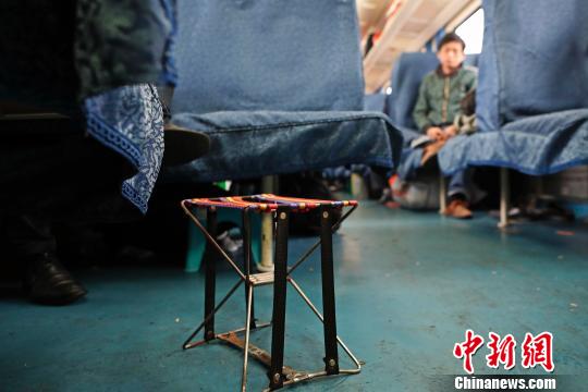 小板凳在车厢内没有了用武之地，只能孤零零的“站着”。　殷立勤 摄