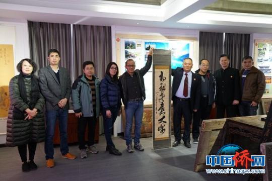 黄国梁向福清黄檗文化促进会义捐一件黄檗木庵性瑫禅师的书法珍品。　陈芝宽 摄