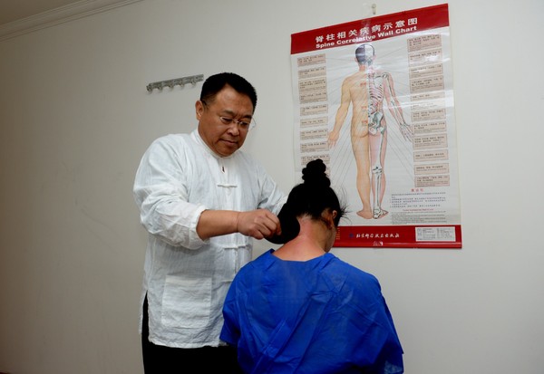 谢山河正在为病人进行治疗。