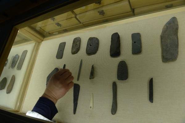 谢山河大收藏的石器时代的砭镰、砭针及砭铲等。