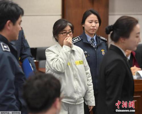 当地时间2017年1月17日，韩国首尔，首尔中央地方法庭就“干政门”案件举行首次正式审判，崔顺实出庭。