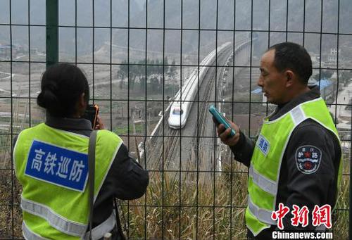 图为廖小城与妻子陶春秀正在进行日常铁路巡防工作。　陈超 摄