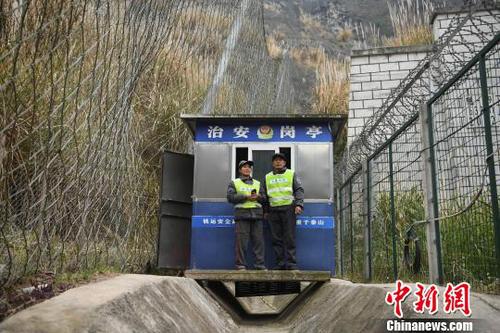 图为廖小城与妻子陶春秀在铁路边的护路岗亭处合影。　陈超 摄