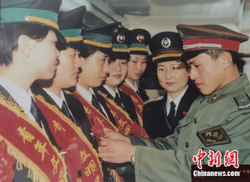 九十年代，12次列车与雷蜂班开展共建活动。 沈铁 供图