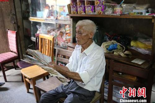 图为韦宣周在展示其珍藏的“家书”。　林馨 摄