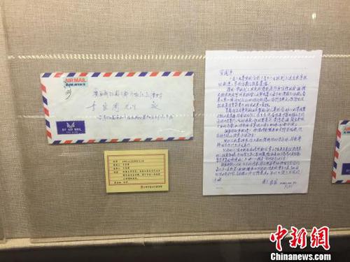 图为“乡愁文化展览馆”里陈列的家书。　林馨　摄
