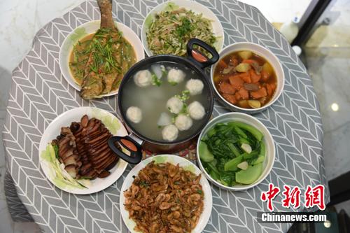 图为李函儒家的年夜饭。 吕明 摄