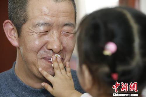 图为玲玲和孙学礼爸爸玩耍。　胡贵龙 摄