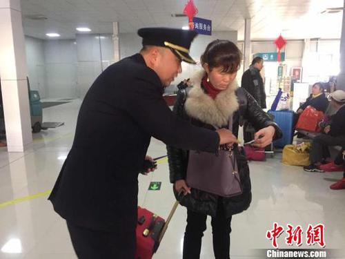正在工作的金杰，即便与妻子在同一个车站里，却因处不同的岗位无暇见面 李林蔚 摄