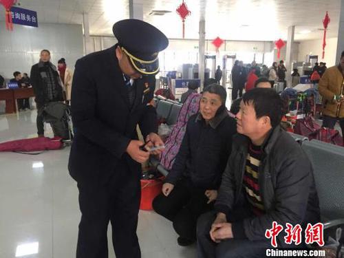 正在工作的金杰，即便与妻子在同一个车站里，却因处不同的岗位无暇见面 李林蔚 摄