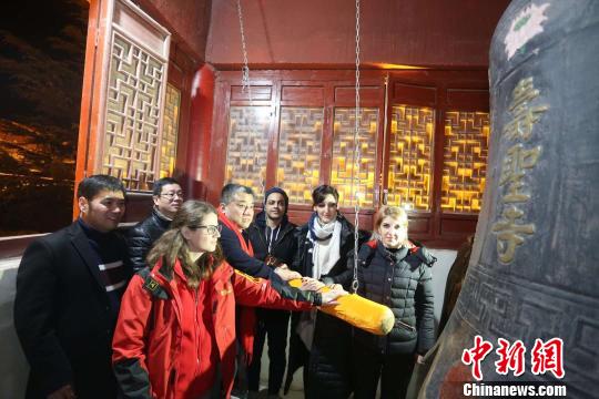 外国留学生在寿圣寺敲响零点祈福钟声。 主办方供图