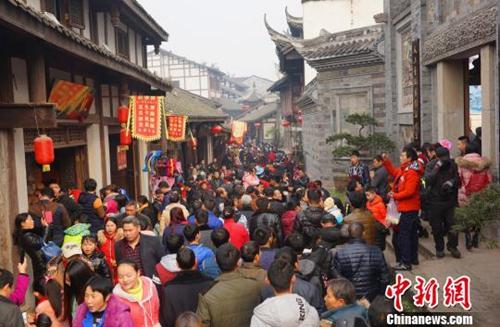 资料图：大年初一，湖南凤凰古城内人山人海。杨华峰 摄