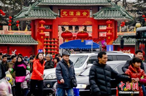 资料图：中国传统新年的正月初一，北京龙潭庙会上人潮涌动。<a target='_blank' href='http://www.chinanews.com/'>中新社</a>发 陆欣 摄