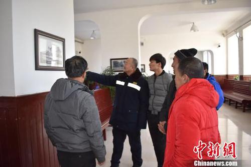 图为马德库讲解历史。　李继坤 摄
