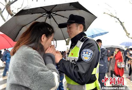 妻子朱佩誉前来“探班”。　李勇 摄