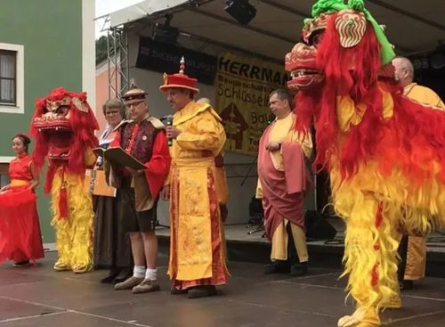 这个德国小镇居民自称是中国人 还在春节狂欢游行