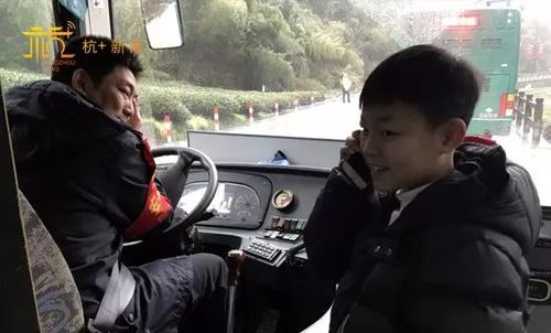 14岁男孩大过年每天坐6趟公交车 只为了一句承诺