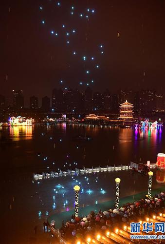 即将完成表演的无人机群降落在广场上（2月20日摄）。新华社记者 邵瑞 摄