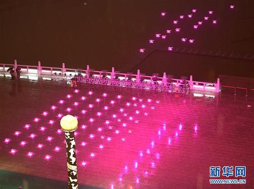 无人机群起飞升空开始表演（2月20日摄）。 新华社记者 邵瑞 摄