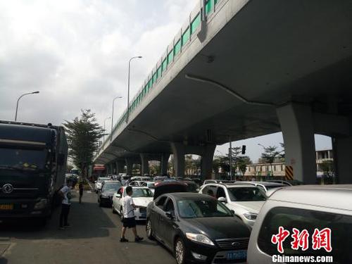 海口仍有大批车辆滞留官方提示16时前不要前往港口